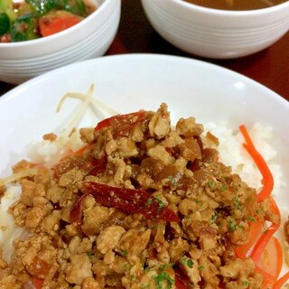 鶏ひき肉の台湾風丼